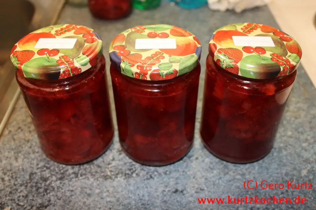 fertige Erdbeermarmelade 