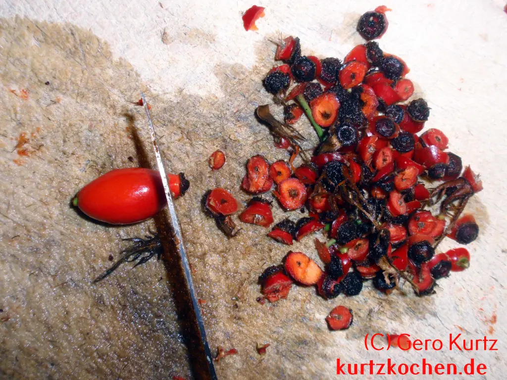 Hagebutte mit Messer