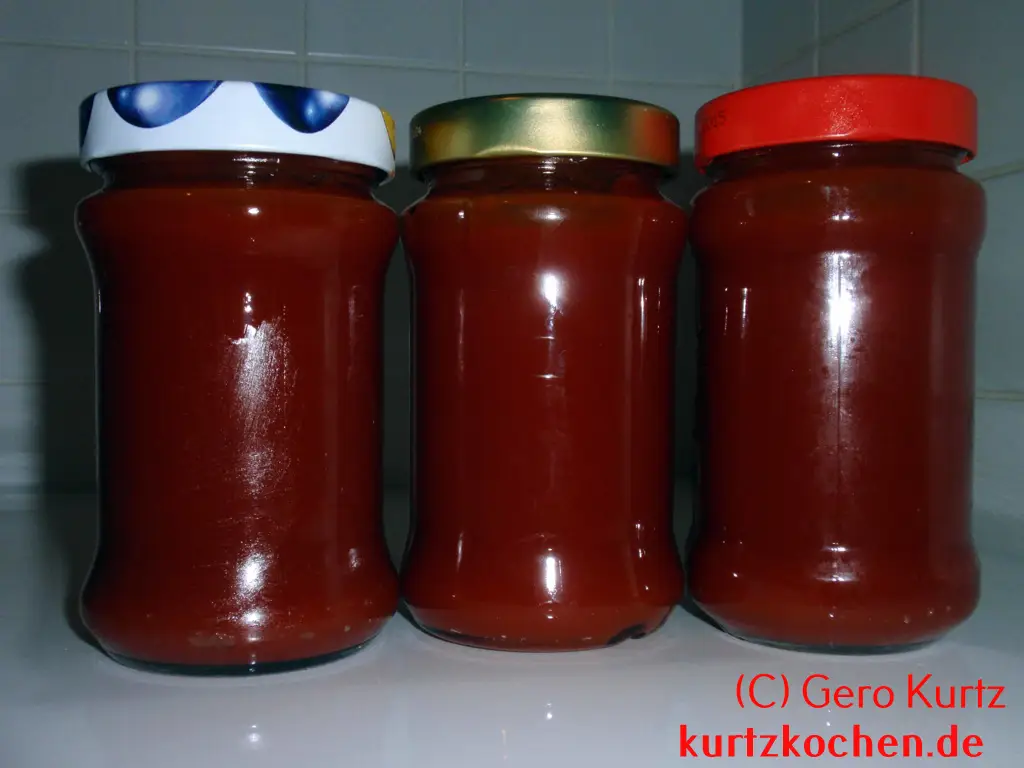 Fertig gefüllte Gläser mit Hagebuttenmarmelade