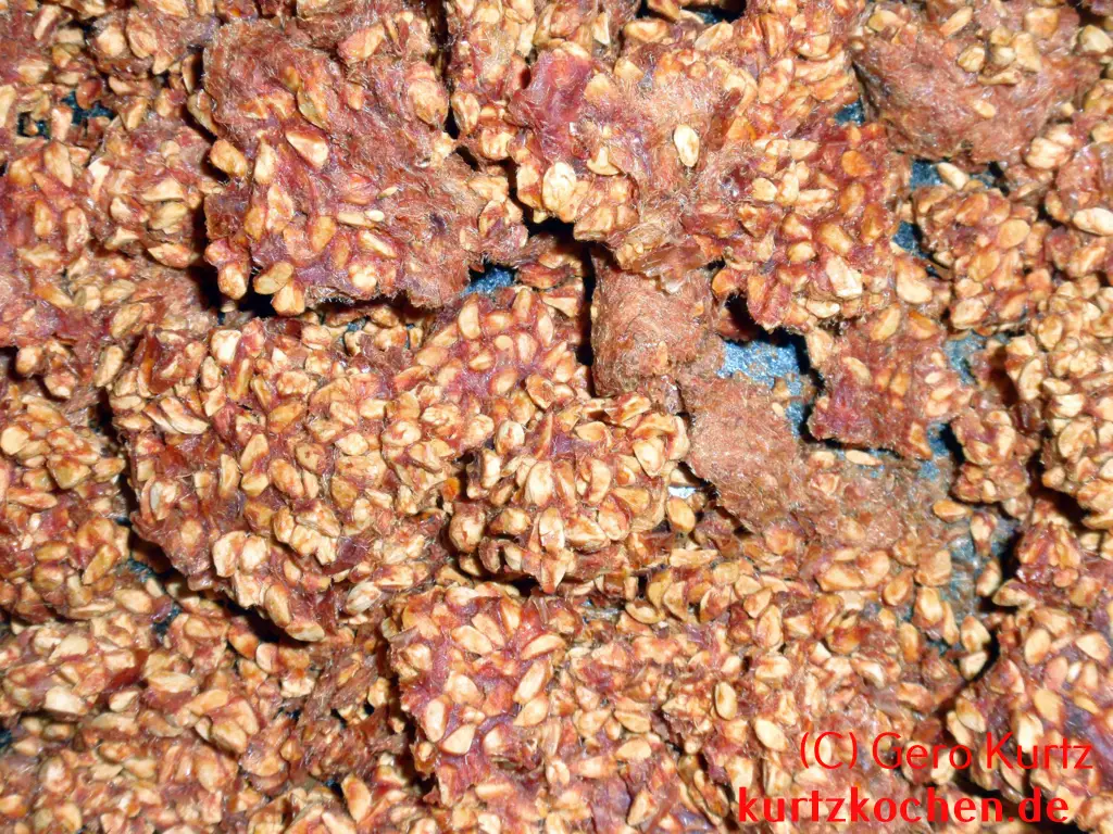 Hagebuttenkerne in Nahaufnahme mit Härchen und Mus
