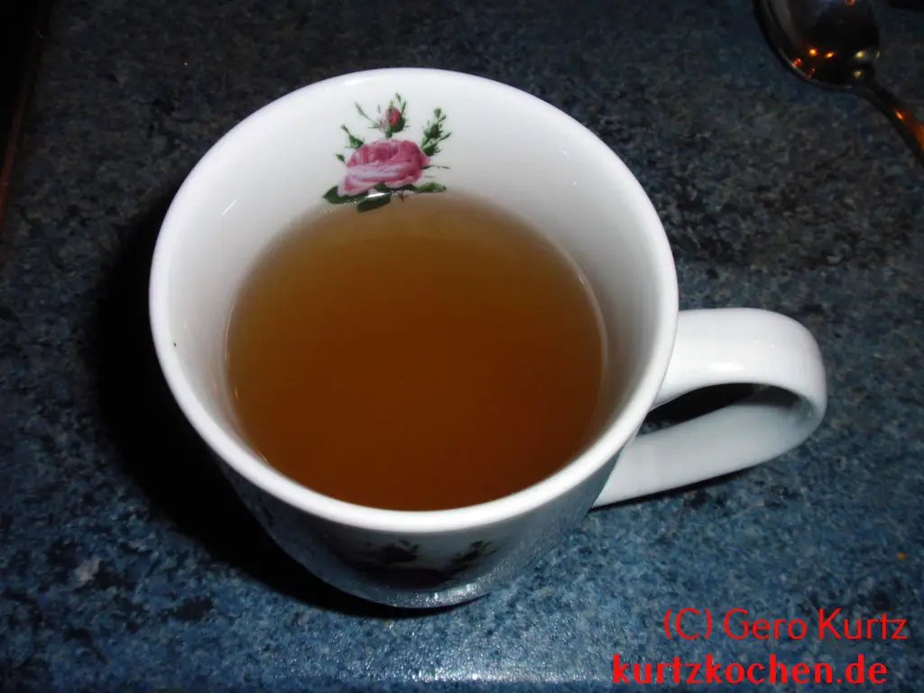 Tasse mit Hagebutten Kernlestee