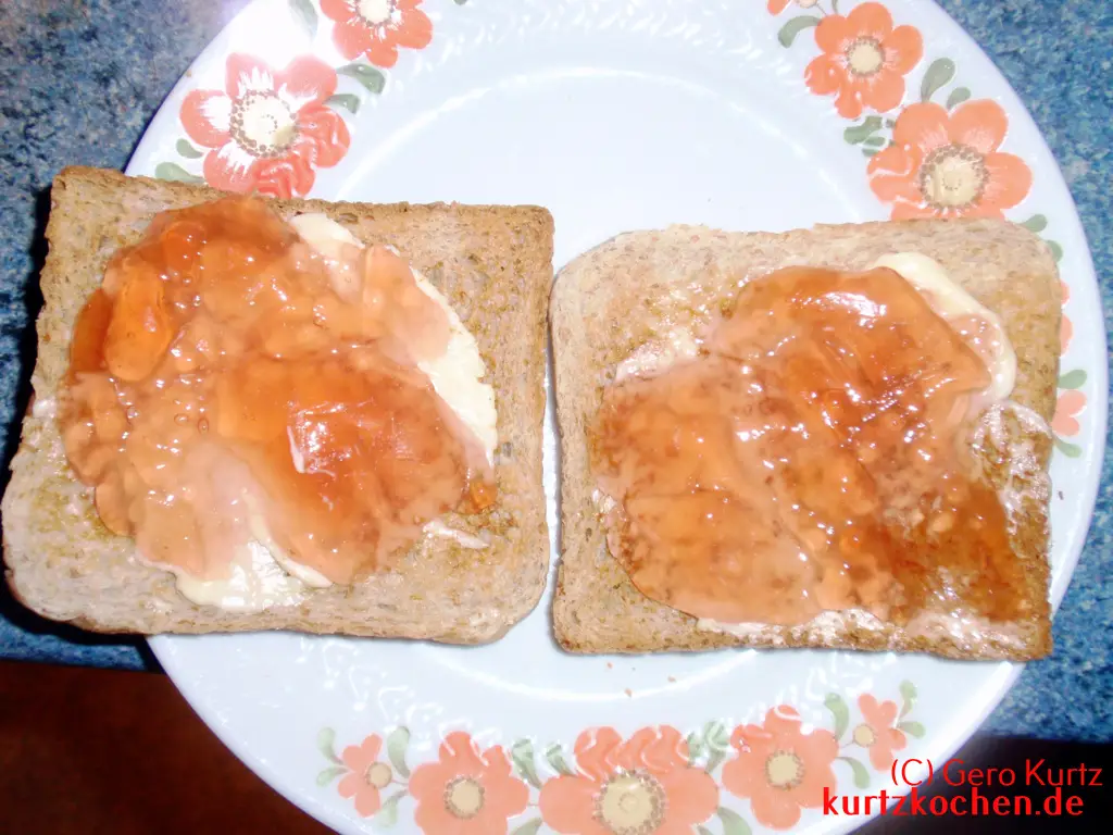 Quittengelee 117 Quittengelee auf Toastbrot