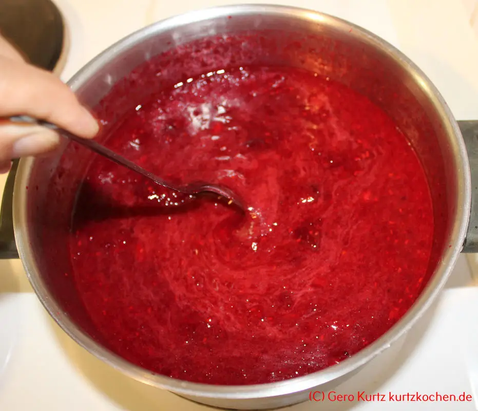 Taybeerenmarmelade - unter Rühren aufkochen lassen