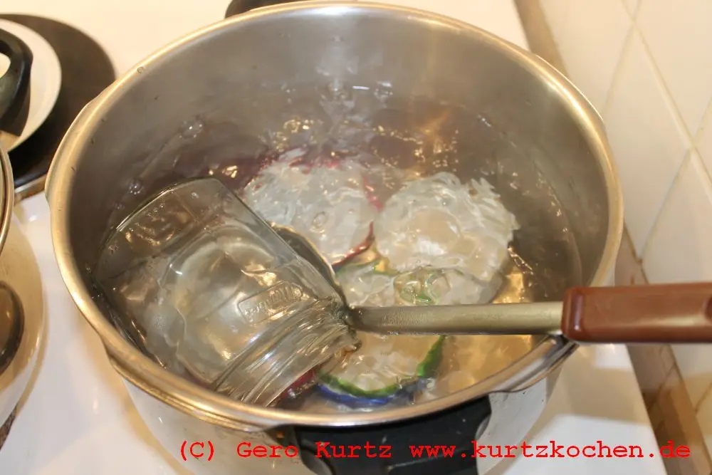 Kochtopf mit Einmachgläsern