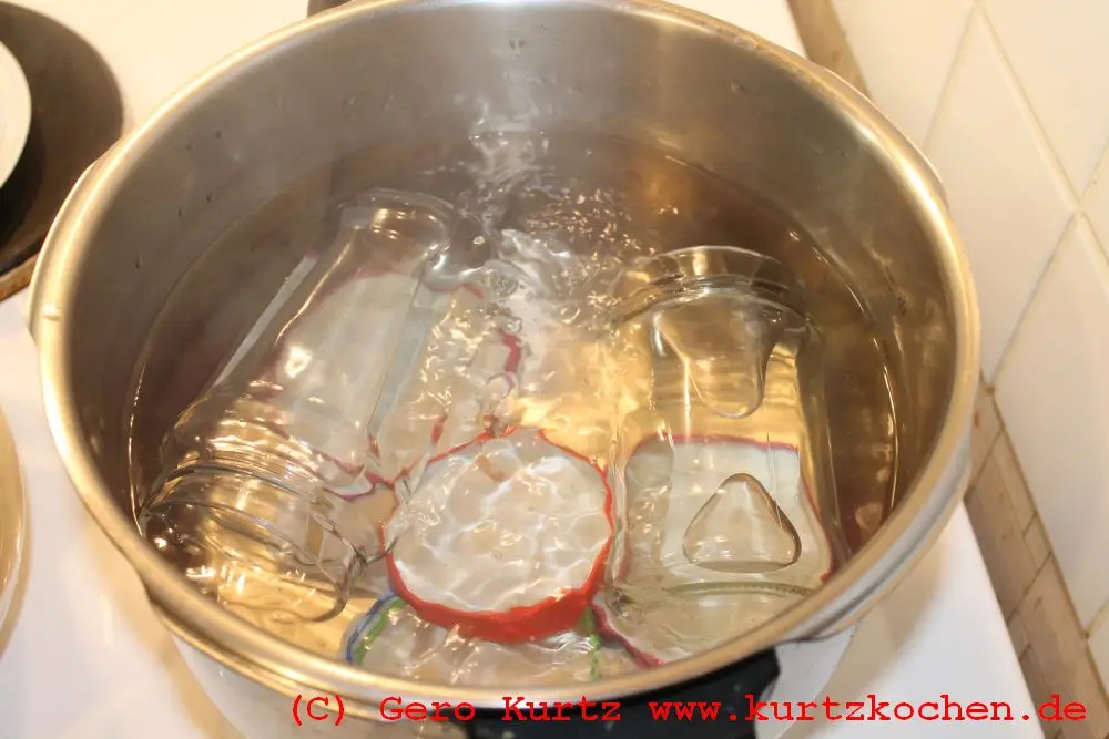 Deckel und Einmachgläser im kochenden Wasser