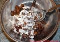 Gugelhupf von Dr. Oetker - eingemehlte Rosinen