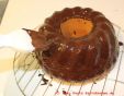 Gugelhupf von Dr.Oetker - Kuchen mit dem Silikonpinsel mit Schokoglasur bestreichen