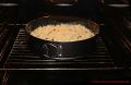 Streuselkuchen mit Pudding-Creme von Dr. Oetker- Streuselkuchen in einem Backofen