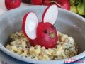Radieschenmaus auf einem Kartoffelsalat