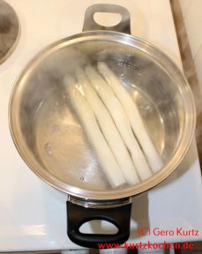 Spargel im Kochtopf