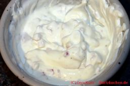 Quark mit Pellkartoffeln - Quark mit Zwiebeln und Pfeffer in einer Schüssel