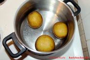 Quark mit Pellkartoffeln - drei Pellkartoffeln im Kochtopf