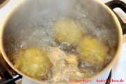 Quark mit Pellkartoffeln - sprudeln kochende Pellkartoffeln