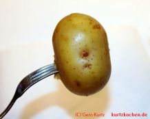 Quark mit Pellkartoffeln - Pellkartoffel auf Gabel