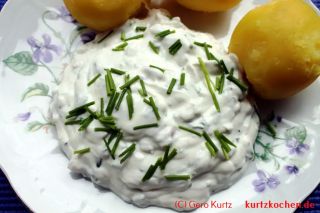 Quark mit Pellkartoffeln - Kräuterquark auf einem Teller
