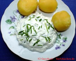 Quark mit Pellkartoffeln - Kräuterquark mit drei Kartoffeln auf einem Teller