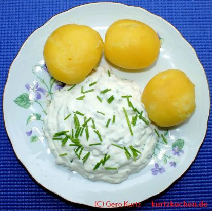 Quark mit Pellkartoffeln - fertiges Gericht auf einem Teller