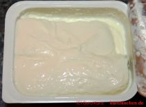 Quark mit Pellkartoffeln - geöffneter Quarkbecher