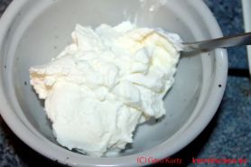 Quark mit Pellkartoffeln - Quark in einer Steingutschüssel