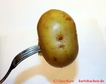 Quark mit Pellkartoffeln - Pellkartoffel auf Gabel