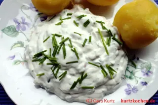 Quark mit Pellkartoffeln - Kräuterquark auf einem Teller