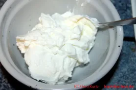 Quark mit Pellkartoffeln - Quark in einer Steingutschüssel
