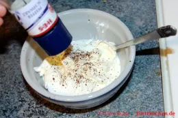 Quark mit Pellkartoffeln - mit Pfeffermühle würzen