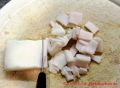 Rezept für Schweinerouladen - Speck in Würfel schneiden