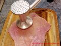 Rezept für Schweinerouladen - klopfen der Roulade