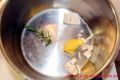 Rezept für Schweinerouladen - Topf mit Rosmarin, Speck, Butterschmalz