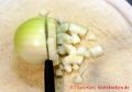 Rezept für Schweinerouladen - Zwiebel zu Würfeln schneiden