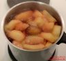 Sprudelnd kochendes Apfel Pflaumenkompott
