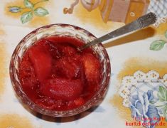 Fertiges Apfel-Pflaumen Kompott in einer Kristallschale