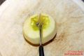 Apfel beim Zerteilen