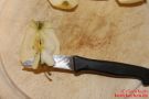 Mit dem Messer den Stiel des Apfels entfernen