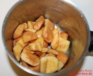Quittenstücke im Kochtopf
