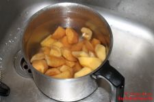 Quittenstücke waschen