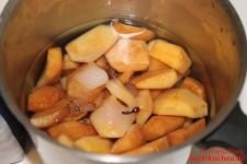 Quitten mit Zimt, Nelken und Zucker