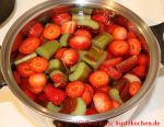 Rhabarber mit Erdbeeren - Kochtopf mit Rhabarber, Erdbeeren und Wasser