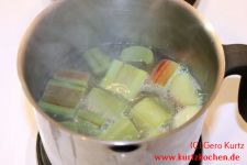 Rhabarberkompott beim Kochen