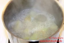 Rhabarberkompott kochend im Kochtopf