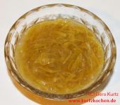 Rhabarberkompott mit Sago in einer Schale