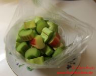 Rhabarberstücke im Gefrierbeutel
