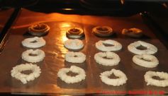 Butterspritzgebäck - Rohlinge auf Blech im Backofen
