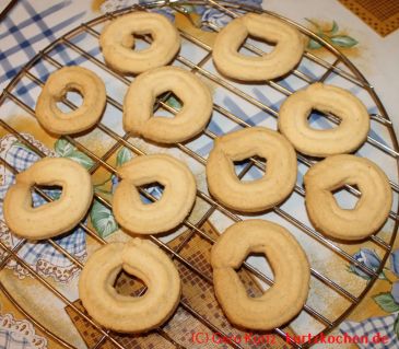 Butterspritzgebäck - fertige Butterspritzkekse auf einem runden Rost