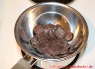 Butterspritzgebäck - Schokostücke in einer Metallschüssel