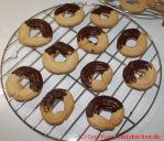 Butterspritzgebäck - Kekse zum Trockenen auf einem Gitter