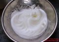 Rezept für Köllnflocken-Plätzchen - geschlagener Eischnee in einer Schüssel