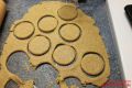 Rezept für Köllnflocken-Plätzchen - ausgestochener Plätzchenteig
