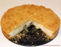 Quarkkuchen mit Streuseln - aufgeschnittener Quarkkuchen